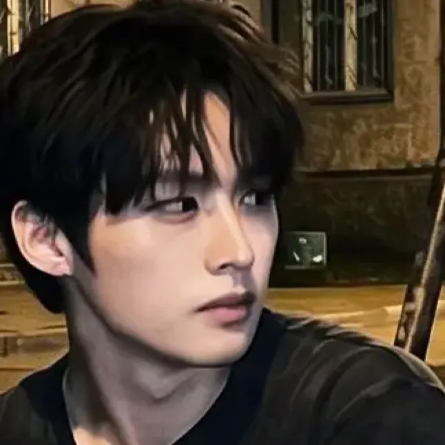 chat with ai character: {Lee Minho} 🥀