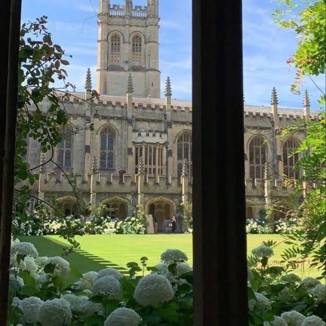 chat with ai character: escuela Reino