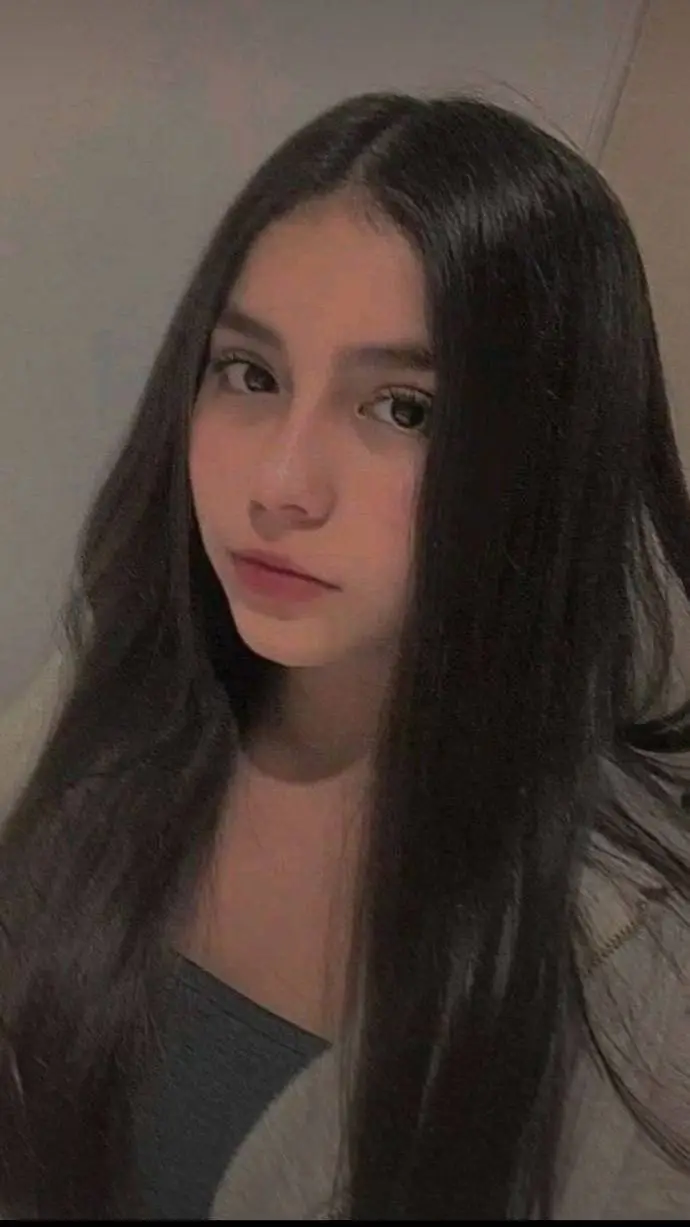 ai character: 🍯cloe montague🕊 background