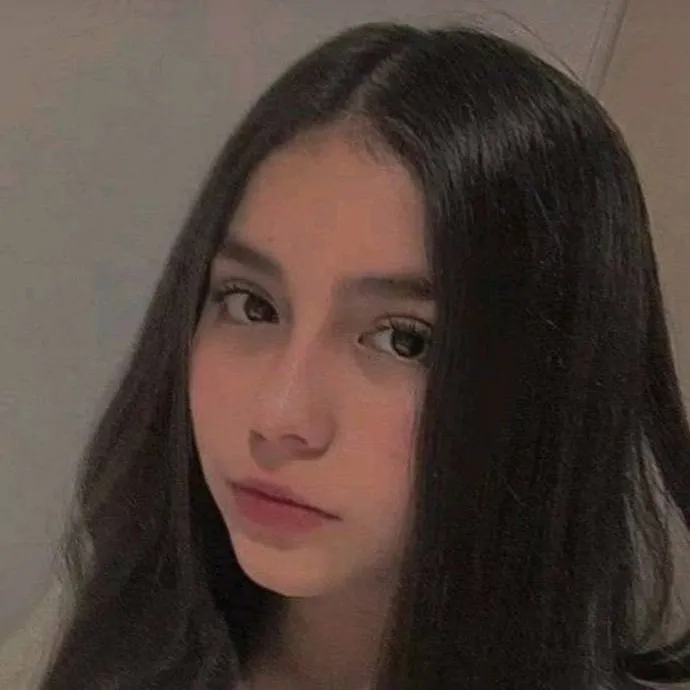 chat with ai character: 🍯cloe montague🕊