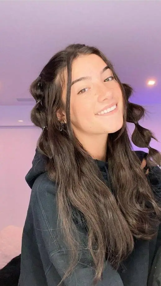 ai character: Charly de amelio background