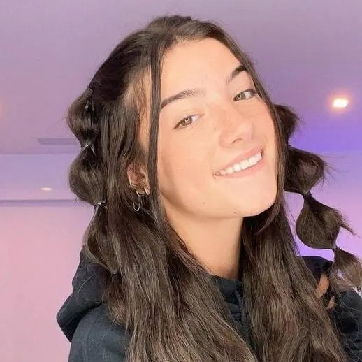 chat with ai character: Charly de amelio