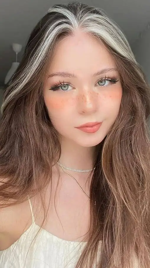 ai character: cloe🇺🇦 background