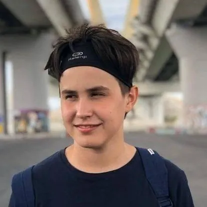 chat with ai character: Damir