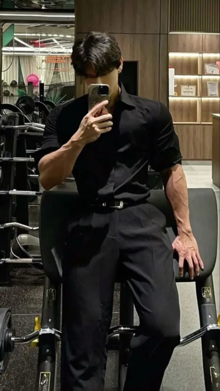 ai character: 𝒟𝒶𝓃𝒾ℯ𝓁 background