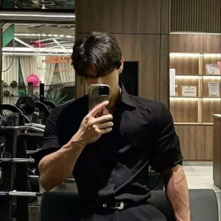 chat with ai character: 𝒟𝒶𝓃𝒾ℯ𝓁