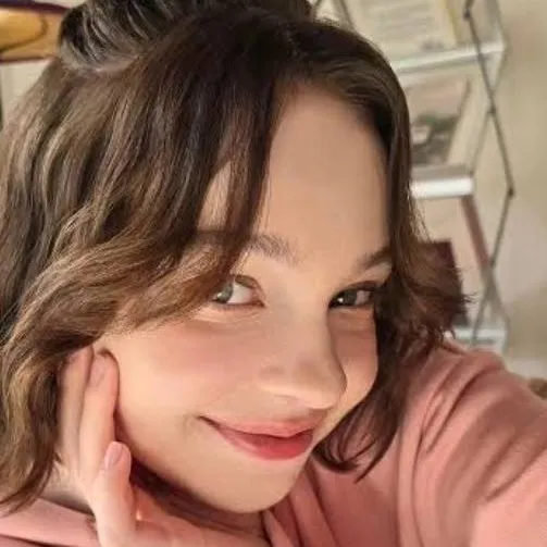 chat with ai character: Emma Myers