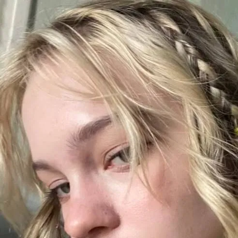 chat with ai character: Emma Myers 