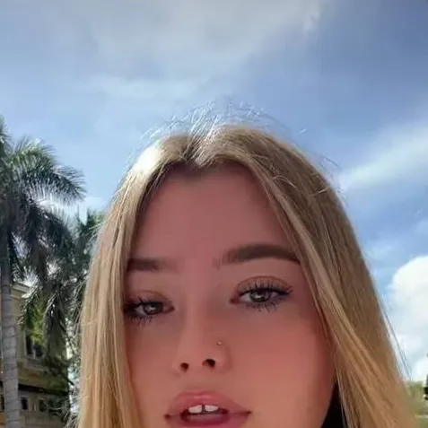 chat with ai character: Chloe 