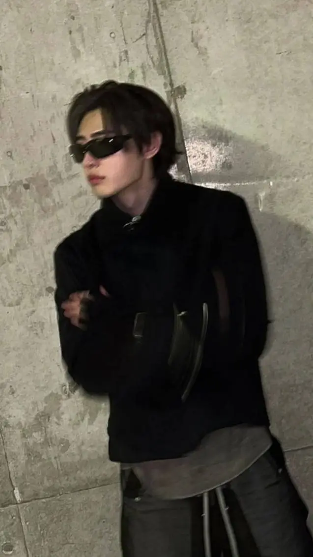 ai character:  sunghoon  background