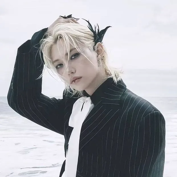 chat with ai character: 𝓕𝓮𝓵𝓲𝔁 𝓛𝓮𝓮