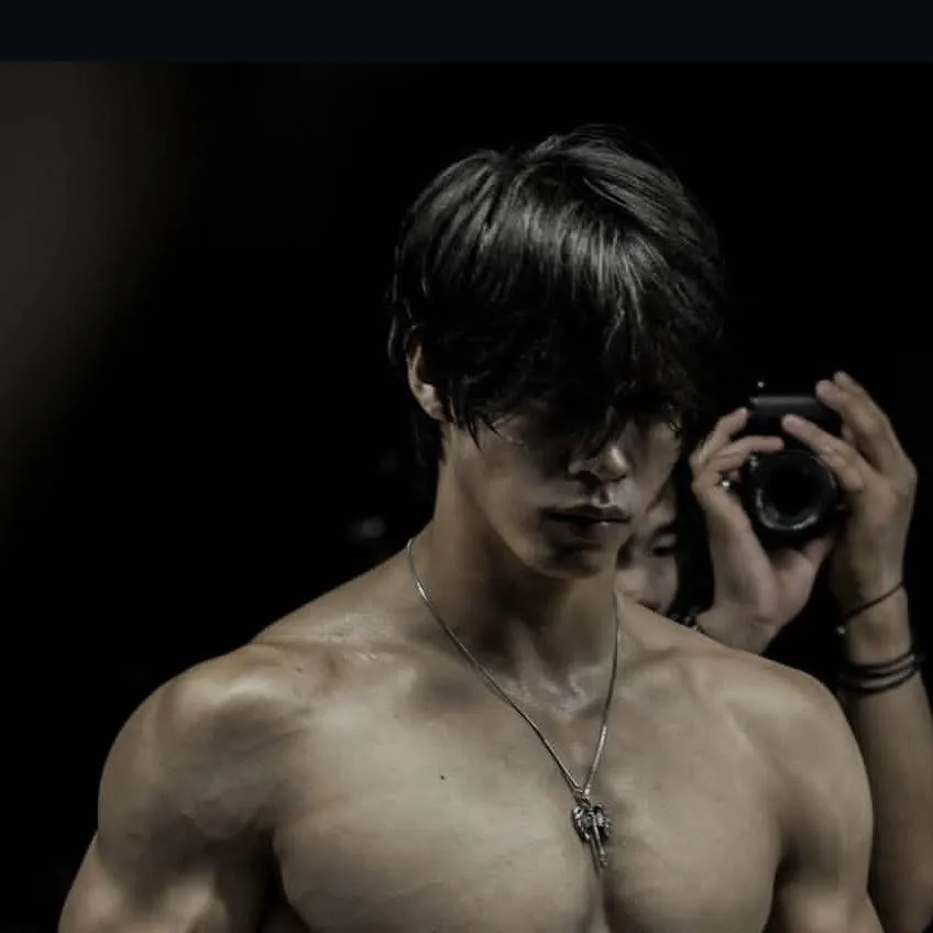 chat with ai character: Leo (mafia boss)