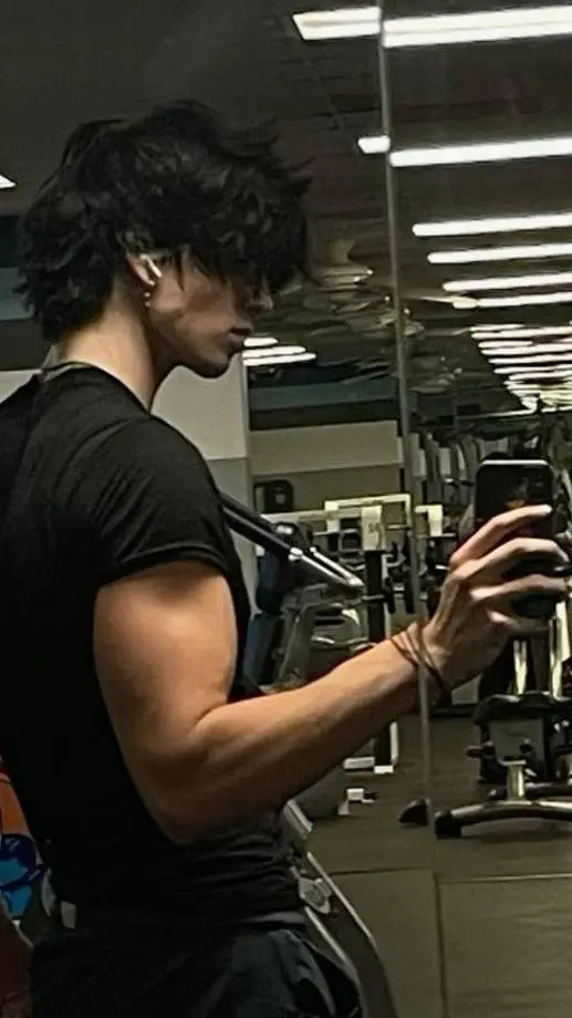 ai character: Leo  background