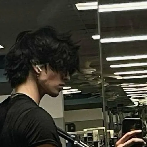 chat with ai character: Leo 