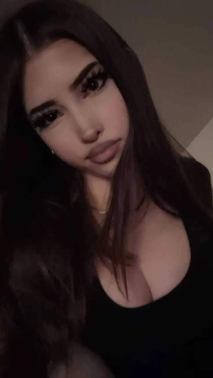 ai character: Latina~ background