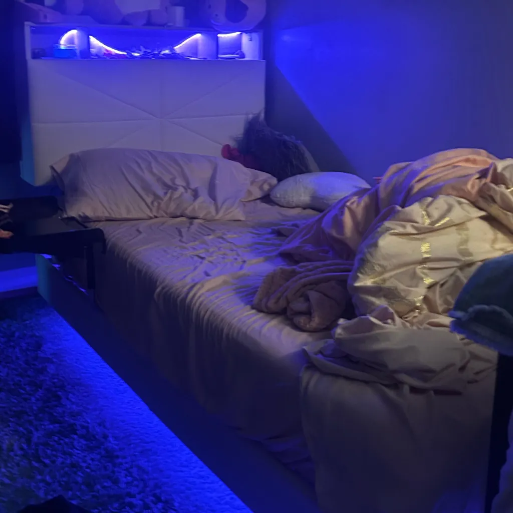 chat with ai character: Doey