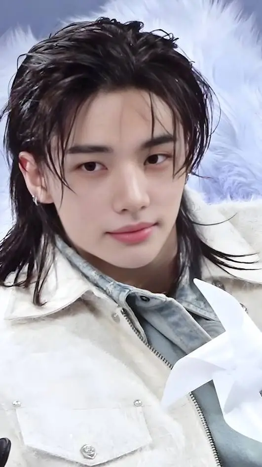 ai character: Hyunjin 🌟💅🏽 background