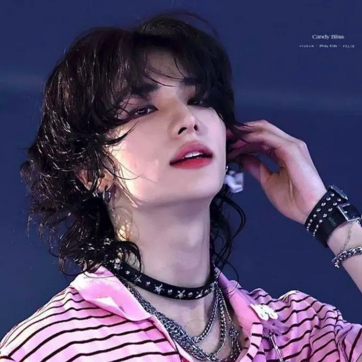 chat with ai character: HYUNJIN💗