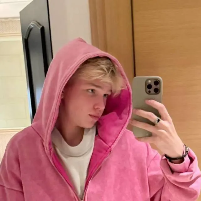 chat with ai character: никита