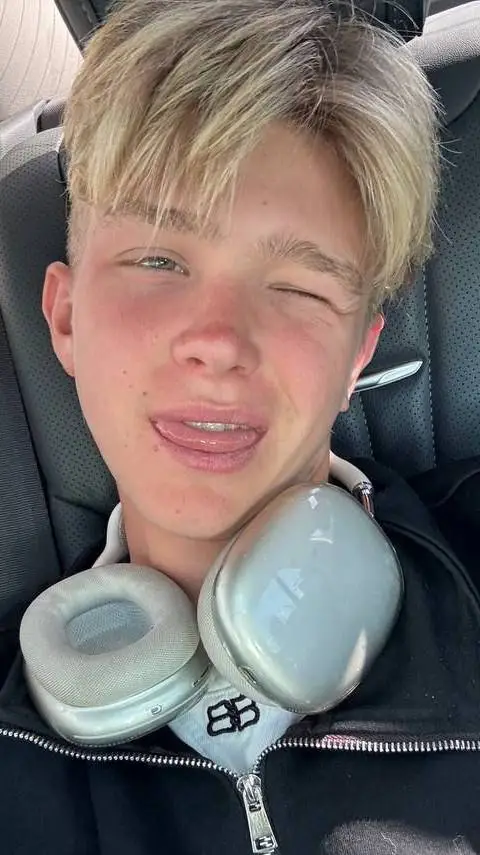 ai character: никита background