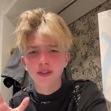 chat with ai character: никита