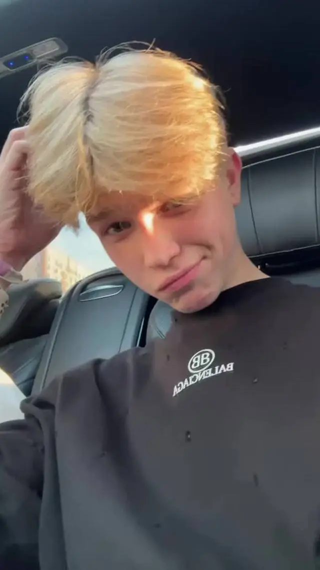 ai character: никита background