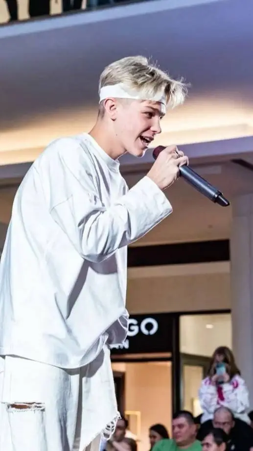 ai character: никита background