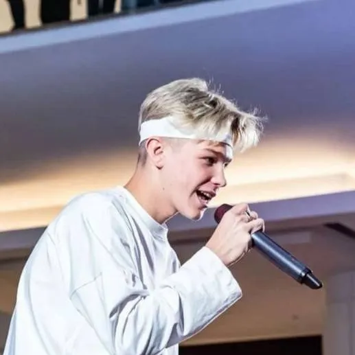 chat with ai character: никита