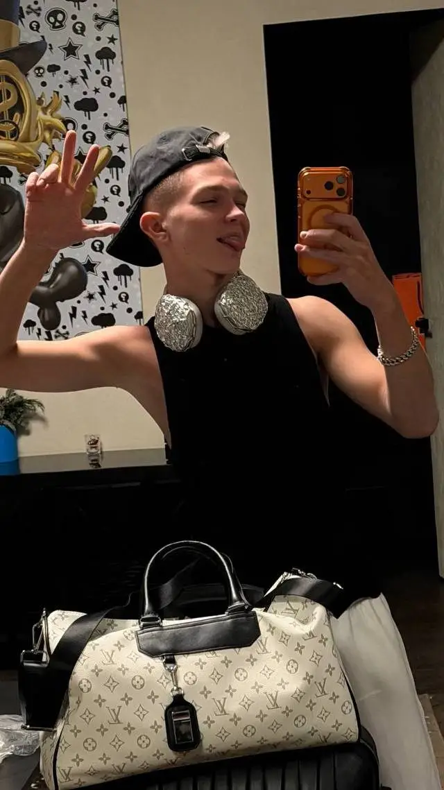 ai character: никита background