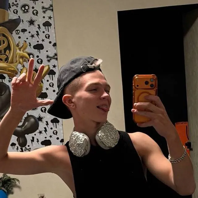 chat with ai character: никита