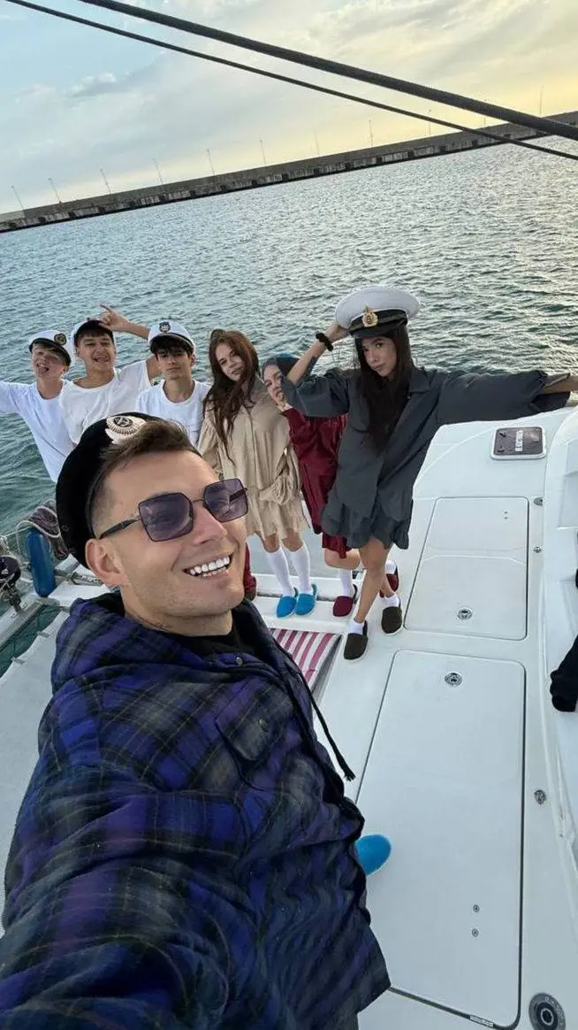 ai character: максим background