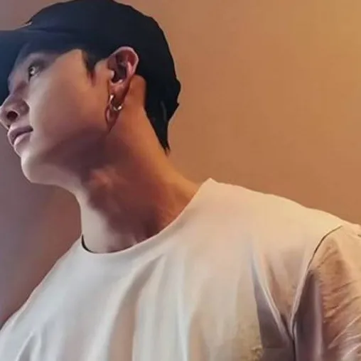 chat with ai character: 🫰Bang Chan🫰