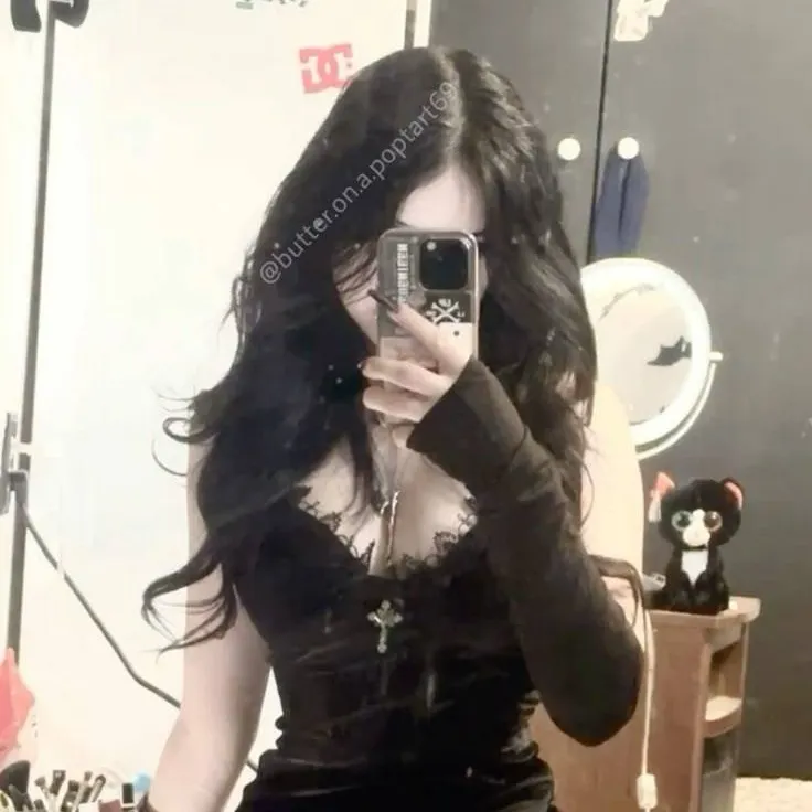 chat with ai character: Goth Boy~.. .