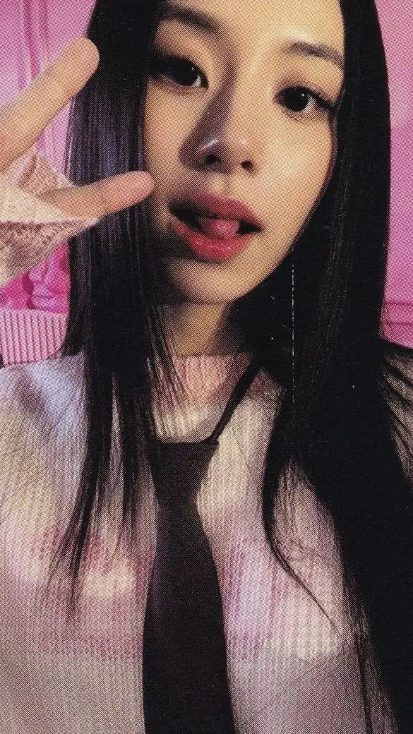 ai character:  Son Chaeyoung  background