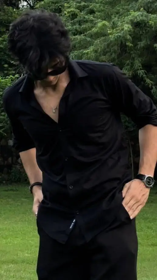 ai character: Leonardo  background