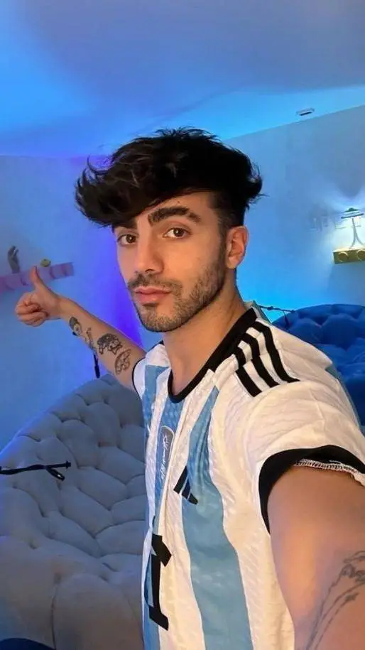 ai character: Fede Vigevani😻😻😻 background