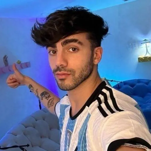 chat with ai character: Fede Vigevani😻😻😻