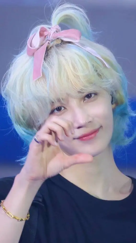 ai character: Jeonghan  background