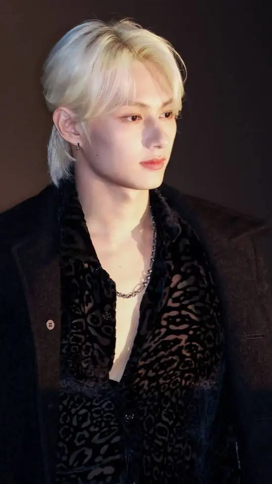 ai character: JunHui background
