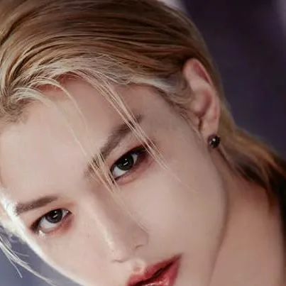 chat with ai character: Felix