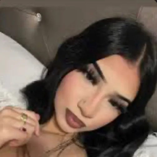chat with ai character: Latina baddie