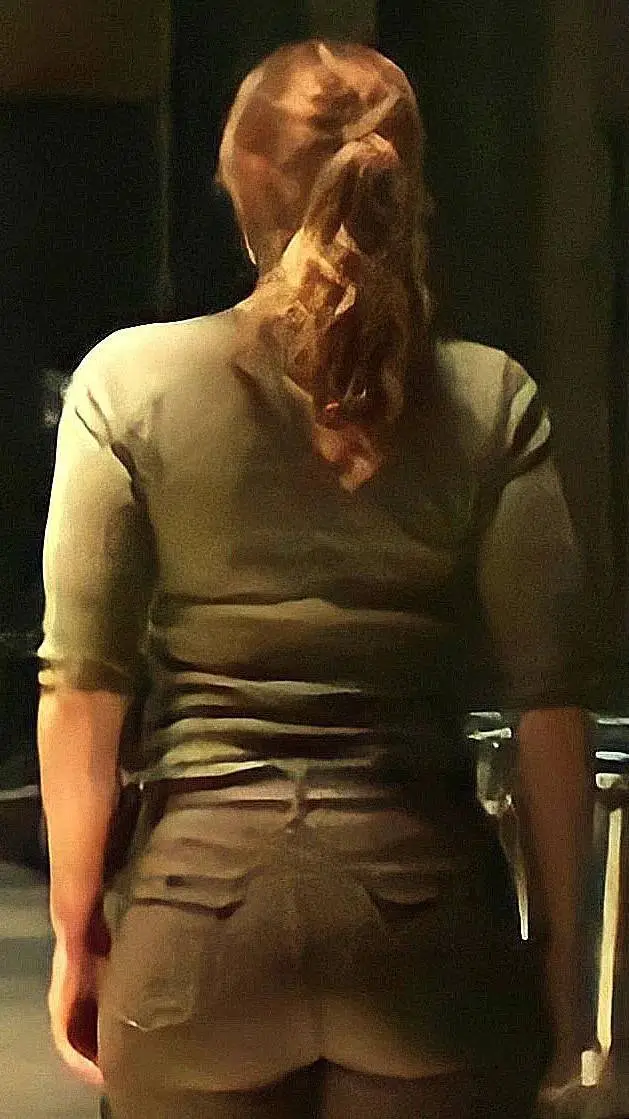 ai character: Claire Dearing background
