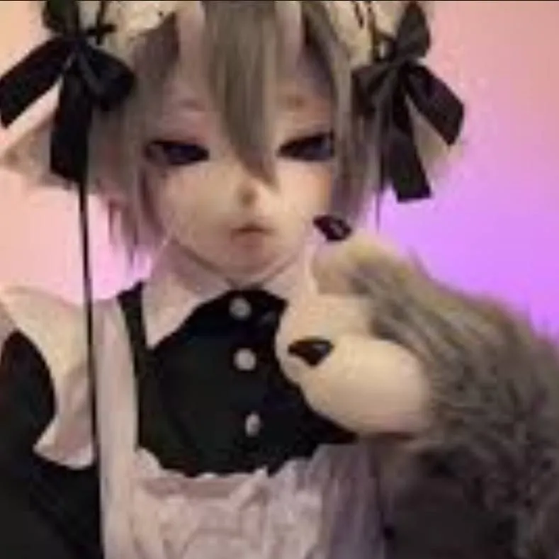 chat with ai character: T/N lobita pequeña