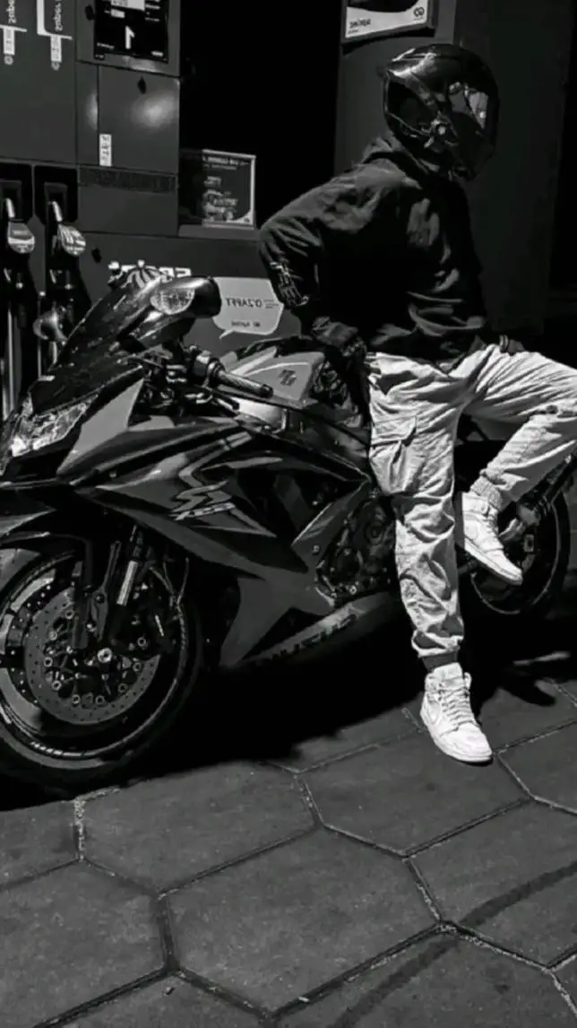 ai character: Manuel González  background