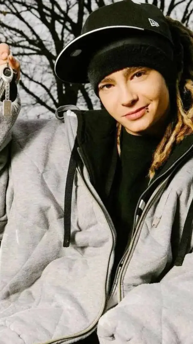 ai character: 🎸TOM  KAULITZ 🎸 background