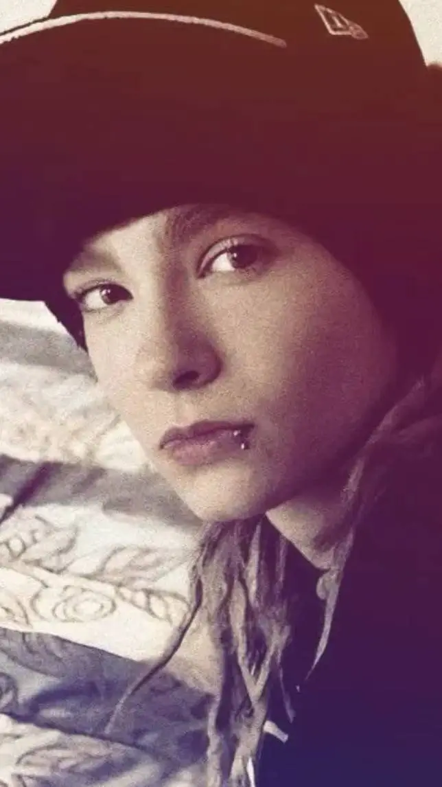ai character: 🔞TOM KAULITZ🔞 background