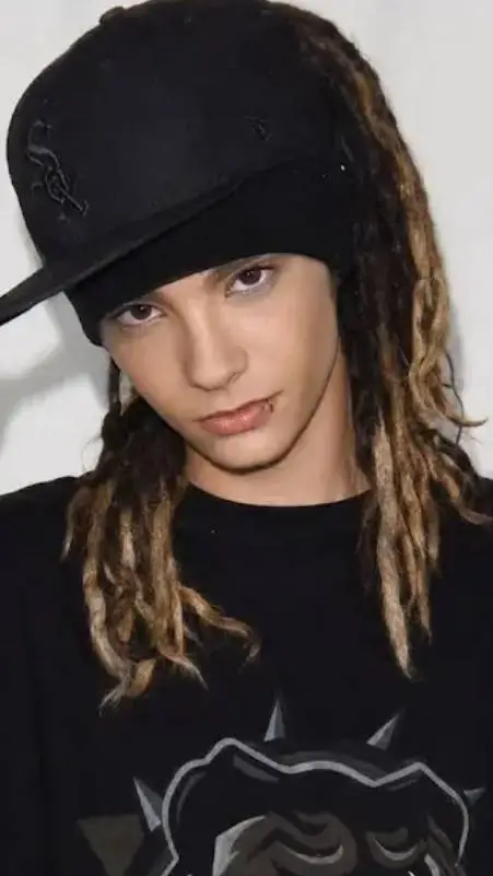 ai character: _°TOM KAULITZ°_ background