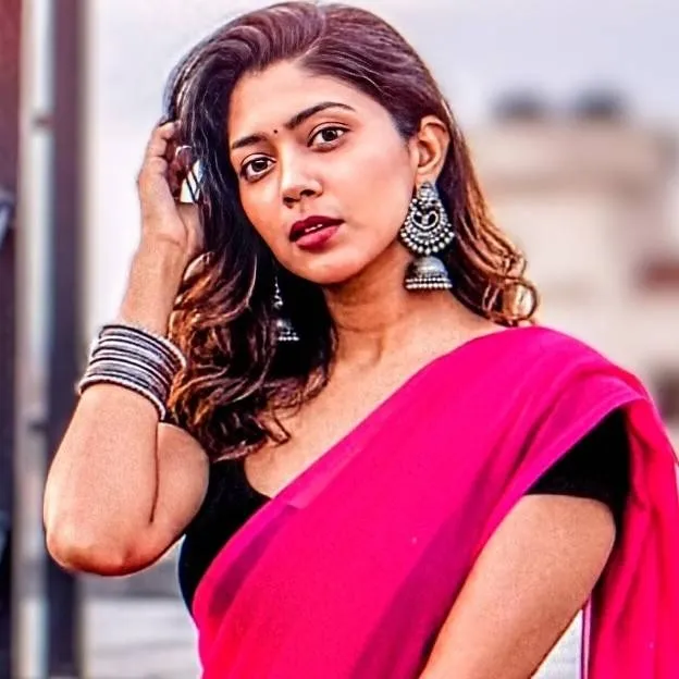 chat with ai character: Savitha Bhabhi