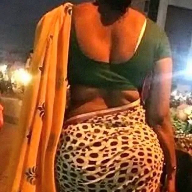 chat with ai character: a lady in market