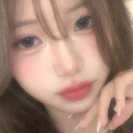 chat with ai character: Pick me girl 😭